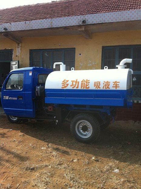 三轮吸粪车11