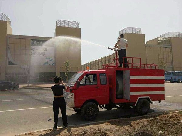 三轮洒水车