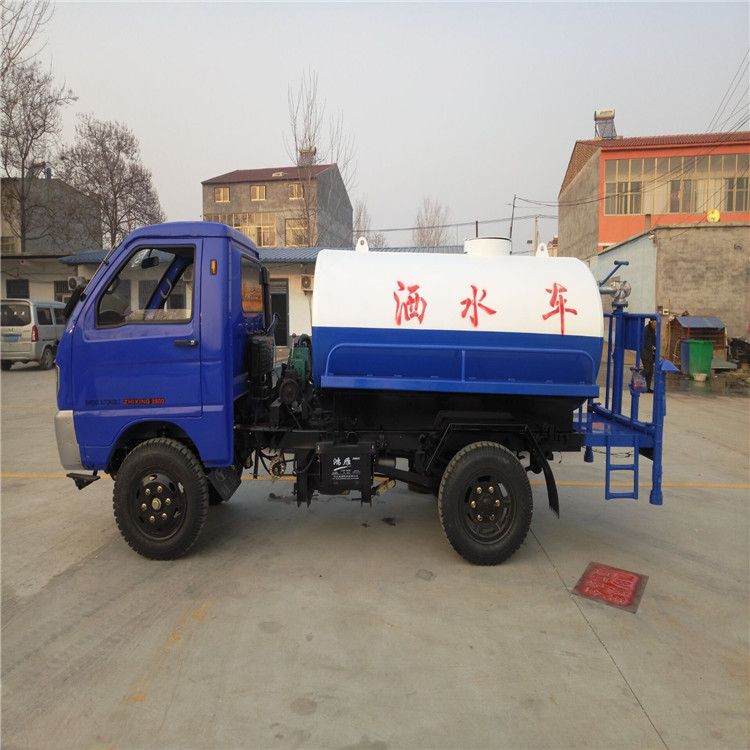 三轮洒水车
