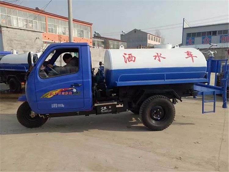 三轮洒水车