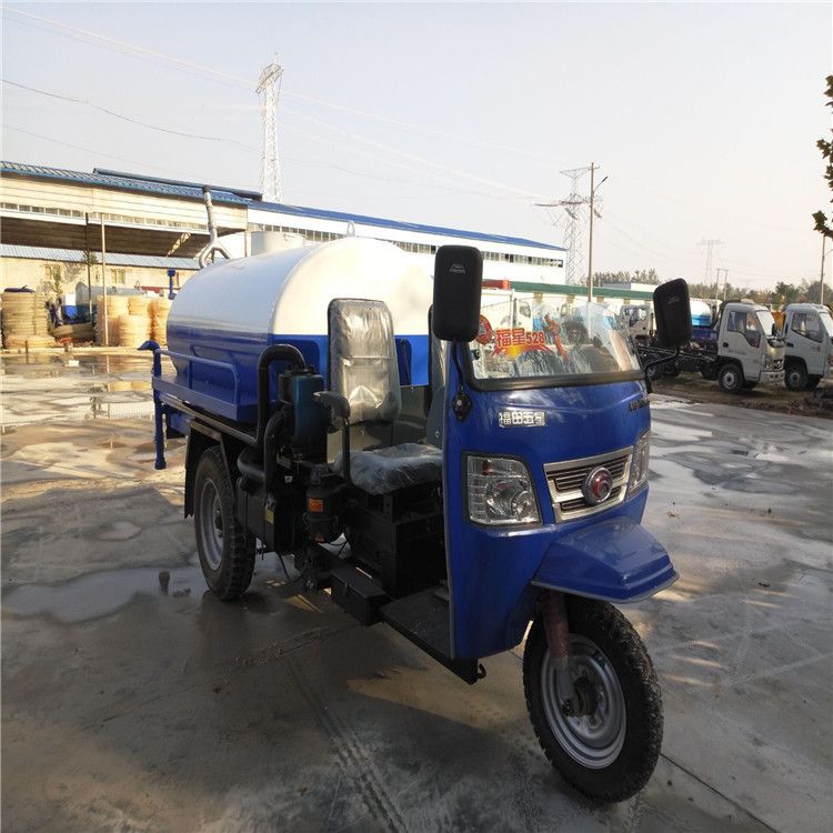 三轮洒水车