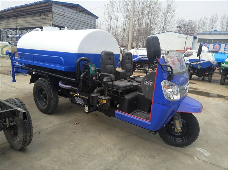 三轮洒水车