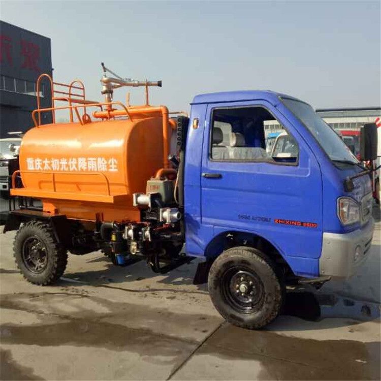 三轮洒水车