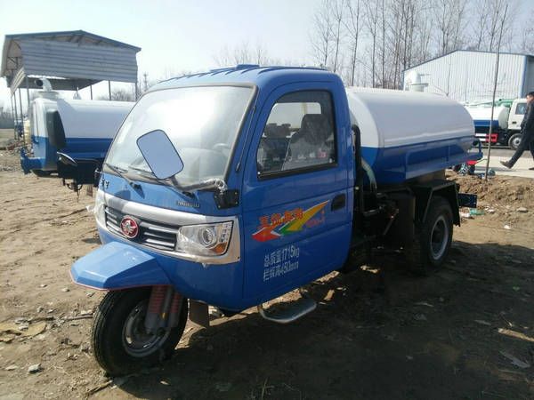 三轮吸粪车1