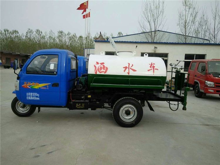 三轮洒水车