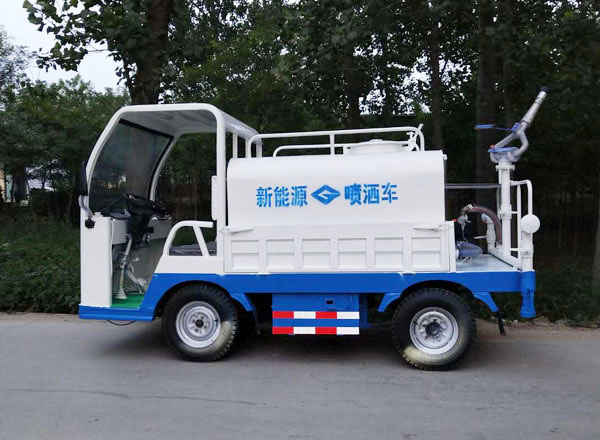 电动四轮洒水车